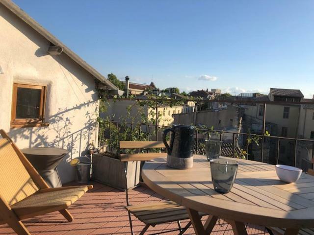 Appartement Avec Terrasse Panoramique Au Coeur De Nîmes Exterior photo