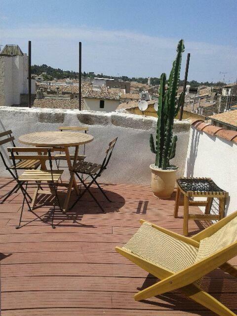 Appartement Avec Terrasse Panoramique Au Coeur De Nîmes Exterior photo