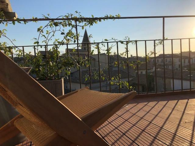 Appartement Avec Terrasse Panoramique Au Coeur De Nîmes Exterior photo